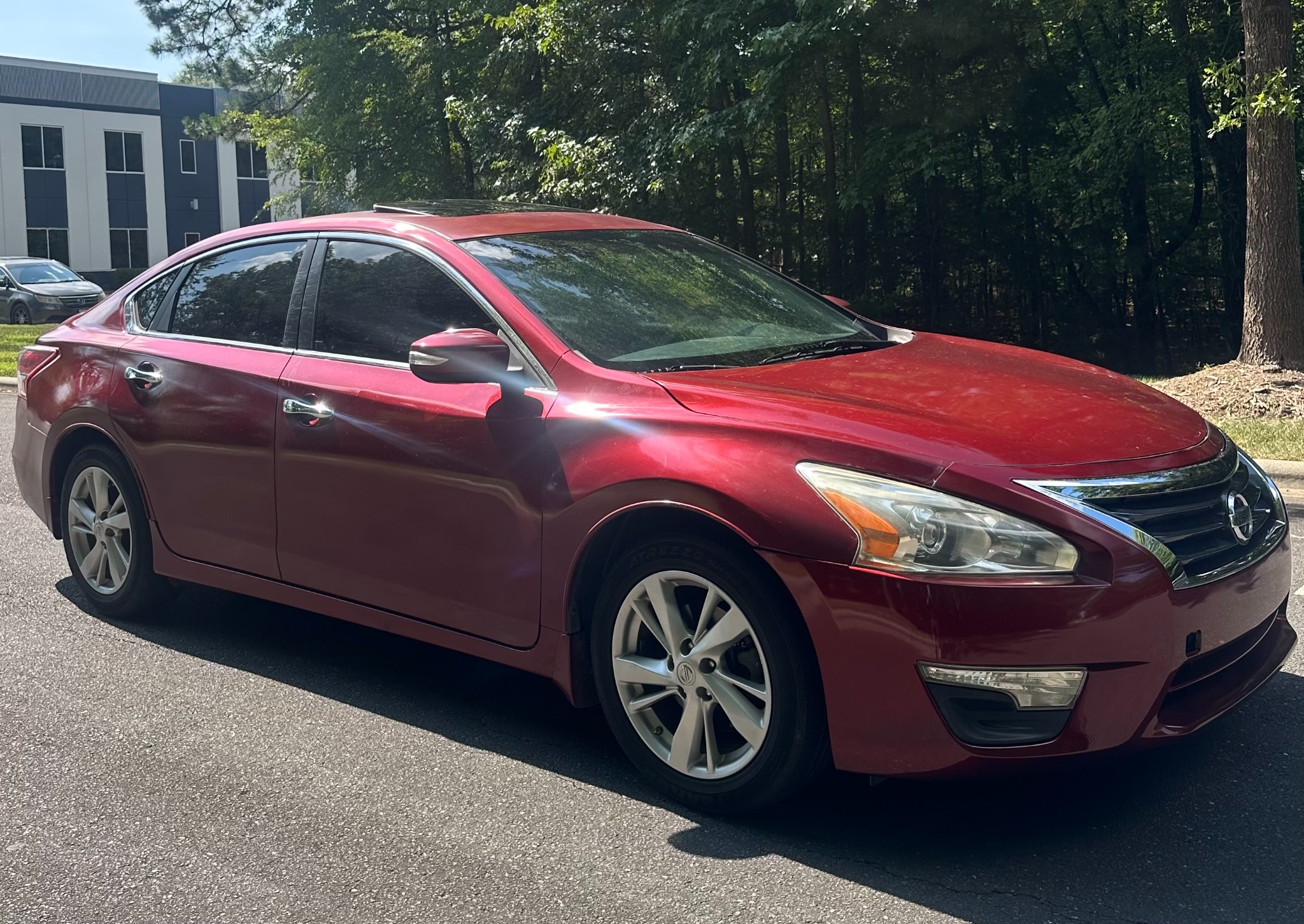 2013 Nissan Altima SL front passenger-side view