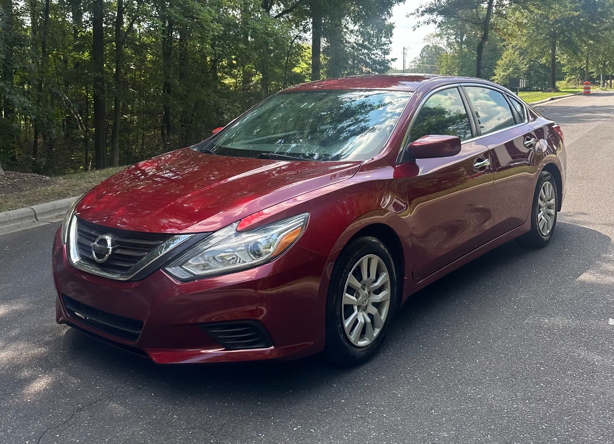 2017 Nissan Altima SV front driver-side view